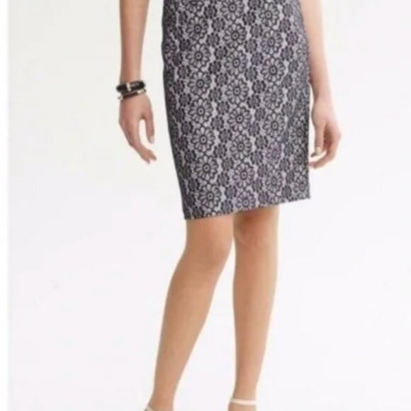 Banana Republic Lined Navy Bonded Lace Pencil Skirt Floral Pattern, size 12 - Picture 6 of 6